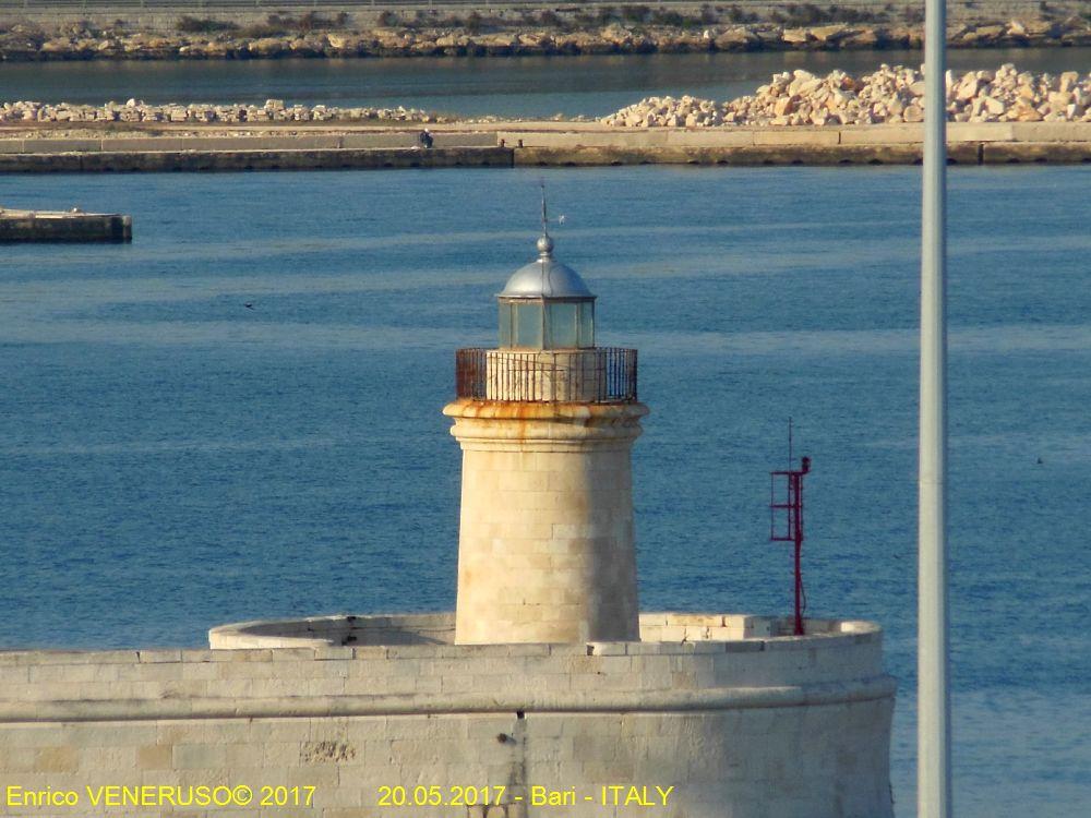 66  - Fanale rosso ( Porto di Bari - ITALIA)  Red  lantern of the Bari harbour  - ITALY.jpg